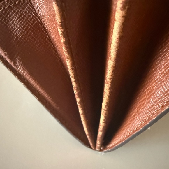 Louis Vuitton Monogram Sarah Wallet – Vintage Classic in Fair Condition - Picture 10 of 14
